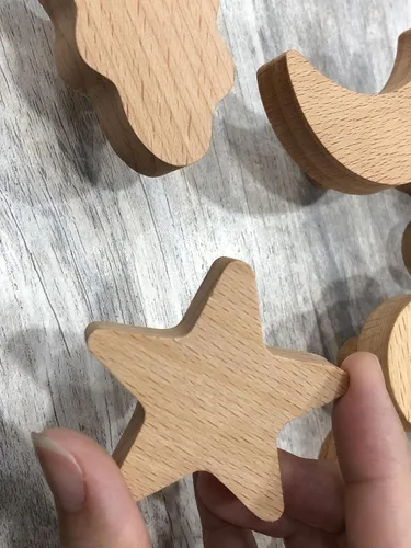 Vista 5 de 5 piezas de clavijas de madera para sombrero de pared, ganchos de madera para colgar sombreros, gorras, bolsas (5 estrellas)