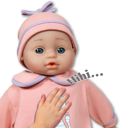 Vista 3 de Lissi: Muñeca Bebé Interactiva Jamie - 15" Gatito Rosa - Que Habla, 5 Sonidos de Bebé, Biberón, Babero, Chupete, Presiona Mano, Pies y Barriguita