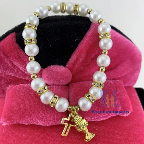 Vista 3 de 12 pulseras de perlas elásticas para la primera comunión con cáliz de metal dorado y dijes de cruzrecuerdos para la primera comunión