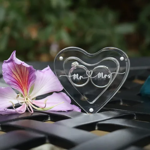 Vista 4 de Caja de anillo de acrílico grabada para ceremonia de boda, caja de portador de anillos para compromiso de propuesta (forma de corazón B)