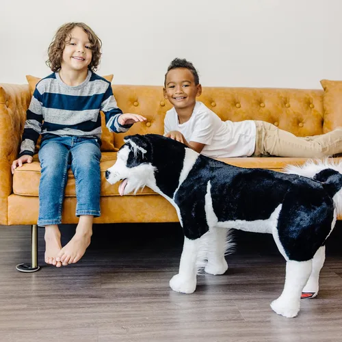 Vista 7 de Perro de peluche realista Melissa & Doug, raza husky siberiano gigante (más de 2 pies de altura)