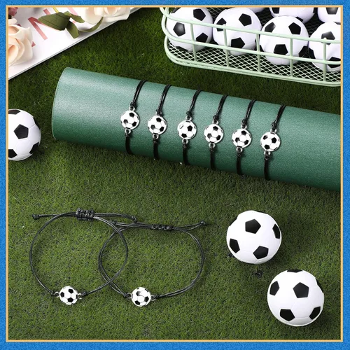 Vista 4 de Juego de 48 piezas de suministros de fiesta de fútbol, 24 pulseras inspiradoras de fútbol, 24 mini bolas de espuma antiestrés para deportes, fiesta