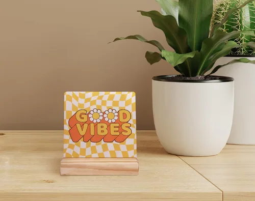 Vista 2 de Groovy Good Vibes Retro 70s Hippie Daisy Flower Distorted Placa de madera a cuadros con soporte de madera, placa de madera inspiradora