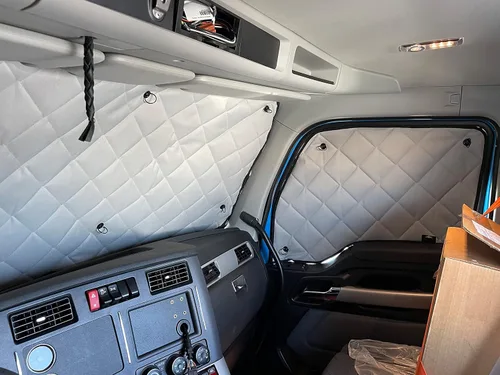 Vista 2 de KW T680 -ZenEclipse - Cubiertas opacas aisladas para ventanas interiores en gris (WCG-1424) se adapta a Kenworth