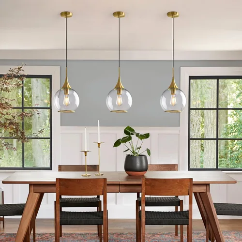 Vista 4 de Luces Colgantes para Isla de Cocina: Lámpara de Estilo Granja Dorada Cepillada con Vidrio Transparente - Globo de Mediados de Siglo de 10 Pulgadas