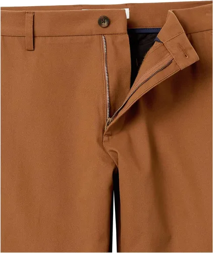 Vista 10 de Tienda Essentials Men's Classic-Fit Wrinkle-Resistant Flat-Front Chino Pant (Available in Big & Tall)