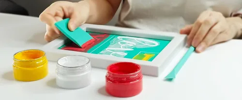 Vista 5 de 17 plantillas de pantalla de seda de Navidad con juego de pasta de tiza, mini espátulas, plantillas adhesivas reutilizables de Navidad