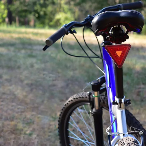 Vista 3 de Kisangel Luz trasera de bicicleta recargable por USB, lámpara de señal de advertencia, luz trasera compacta para bicicleta con correa y cable USB