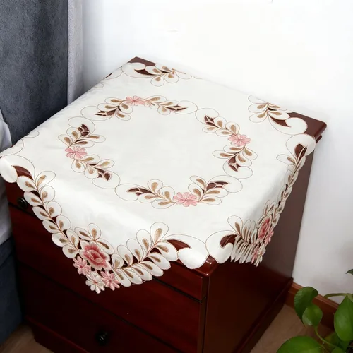 Vista 6 de LeLehome - Mantel de encaje bordado con flores cafés, color crema y beige, diseño clásico y tela que no se arruga para mesa de comedor