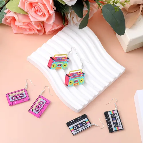 Vista 4 de Aretes de los años 70, 80 y 90 para mujer, aretes retro de cinta de cassette acrílica, aretes colgantes para Halloween, cosplay, fiesta brillante