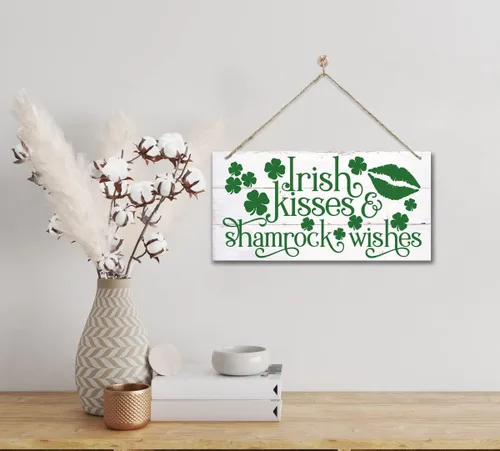 Vista 2 de Divertido arte de madera del día de San Patricio, besos irlandeses y deseos de trébol impreso, letrero para el hogar, decoración de puerta colgante