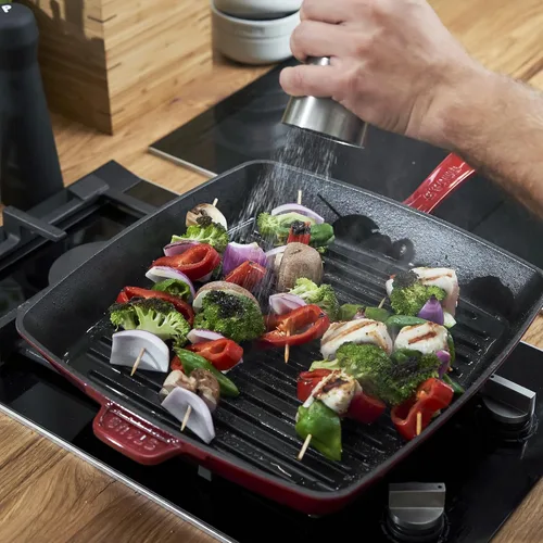 Vista 4 de Staub Sartén cuadrada de hierro fundido de 12 pulgadas, cereza, fabricada en Francia