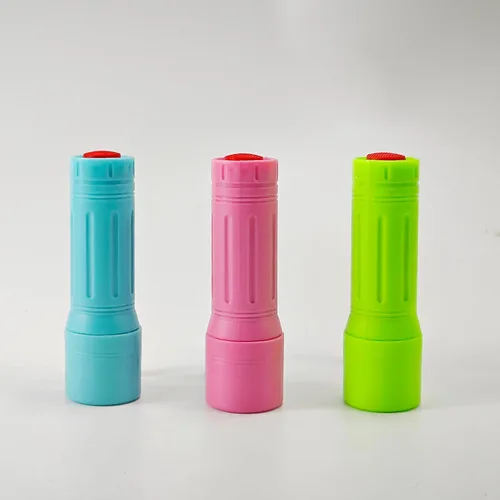 Vista 7 de Paquete de 3 mini linternas LED a granel, pequeñas linternas multicolor con cordón, 9 pilas AAA incluidas, para suministros de huracán, regalos de 3