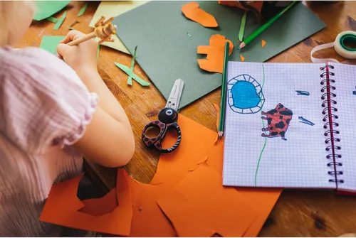Vista 4 de Fiskars 1004612 Tijeras de animales para niños con motivo de mariquita, a partir de 4 años, longitud: 5.1 in, para diestros e izquierdos, hoja