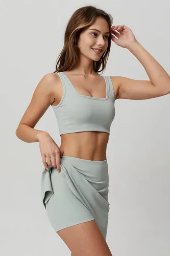 Vista 5 de QINSEN Vestido deportivo de dos piezas para mujer, brasier deportivo, camiseta sin mangas, pantalones cortos integrados, minifalda, vestidos activos