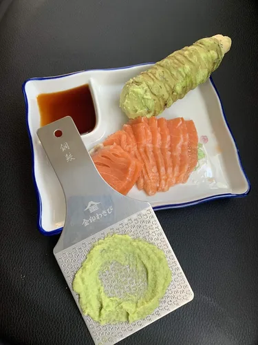 Vista 4 de Rallador de Wasabi de acero inoxidable sostenible – Hagane Zame – Rejilla Wasabi, ajo, jengibre, manzanas, frutas, verduras, textura