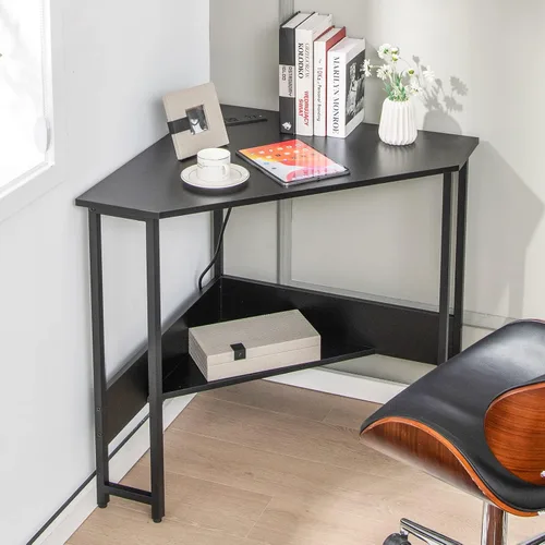Vista 4 de Tangkula Escritorio esquinero con toma de corriente y puertos USB, escritorio triangular para computadora con estación de carga, estante de Negro
