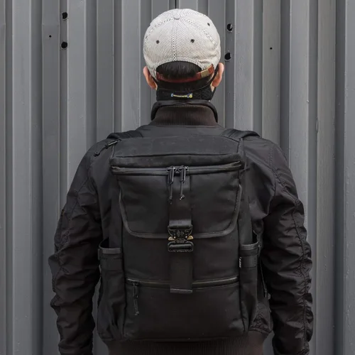 Vista 9 de DEFY Menace Backpack 2.0 Mochila de lona encerada Utilidad de 18 litros para hombres Bolsa tecnológica premium con funda para portátil de 16