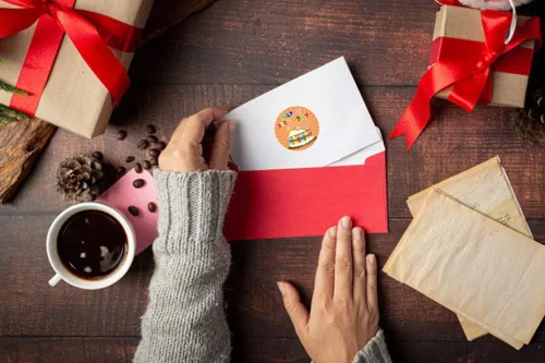 Vista 4 de Calcomanías de cumpleaños para tarjetas, 1 rollo, 500 unidades, 6 bonitos diseños de pastel de cumpleaños, etiquetas adhesivas redondas de 1