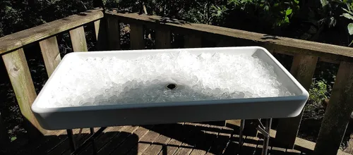 Vista 6 de Old Cedar Outfitters Fill and Chill - Mesa plegable con enfriador de hielo con fregadero grande y drenaje para limpiar peces y caza y mantener