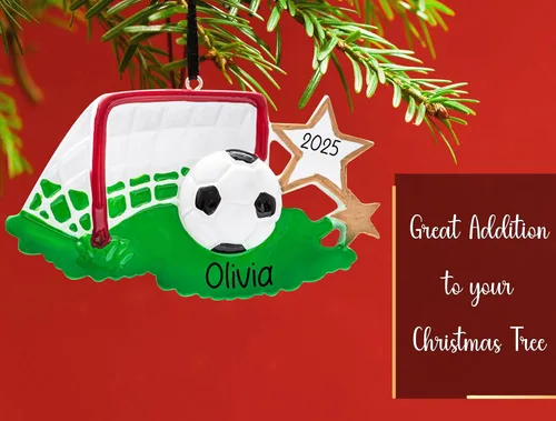 Vista 4 de Adorno Navideño Personalizado de Fútbol 2025 Pelota de Fútbol con Estrellas Doradas, Césped y Red de Portería para Árbol de Navidad - Regalo