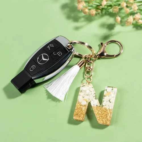 Vista 3 de Suweibuke Lindos llaveros beige para mujeres y niñas, llaveros con letras iniciales con borla blanca, dijes para mochila y bolso de mano