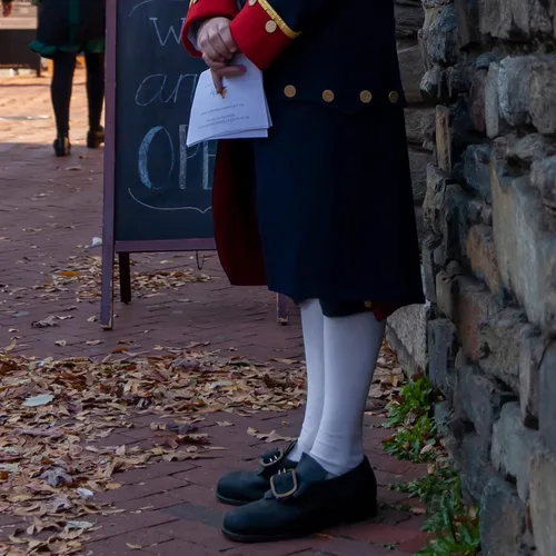 Vista 3 de Eurzom 3 pares de calcetines coloniales para hombre, accesorios de disfraz colonial, calcetines blancos hasta la rodilla para adultos, Halloween