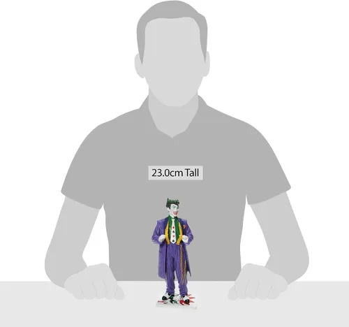 Vista 3 de Enesco DC Comics Couture de Force the Joker Standing on Playing Card Figurilla, 8.9 pulgadas, multicolor