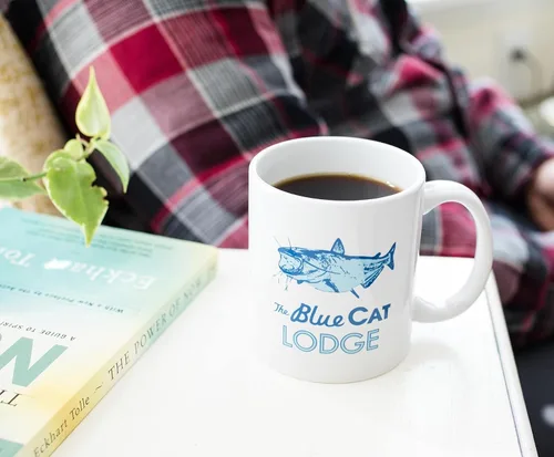 Vista 4 de Surreal Entertainment Exclusiva taza de café de cerámica blanca con logotipo de gato azul de Ozark, colección oficial de televisión, juego de cocina