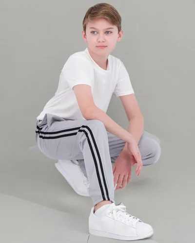 Vista 5 de Real Essentials - Paquete de 3 pantalones de sudadera con forro de vellón y bolsillos para niño