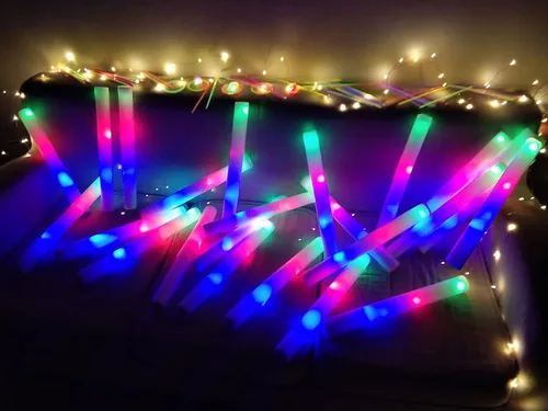Vista 4 de Varillas luminosas a granel – 100 varillas de espuma iluminadas con 3 modos de efecto intermitente colorido, luces LED que brillan en la oscuridad