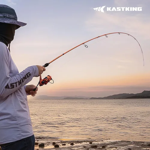 Vista 2 de KastKing Lethal Blaze - Combo de caña de pescar y carrete de doble punta, combo de spinning y baitcaster, diseño de patrón de llama, caña de grafito