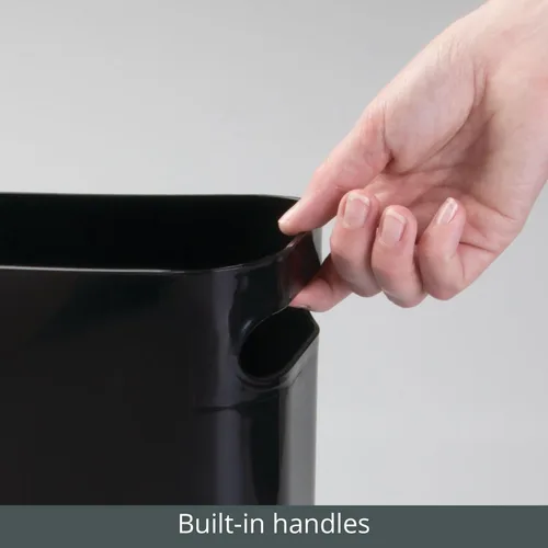 Vista 4 de mDesign - Pequeña papelera rectangular de plástico para basura, recipiente para basura con asas para baño, cocina, oficina en casa, dormitorio, Negro