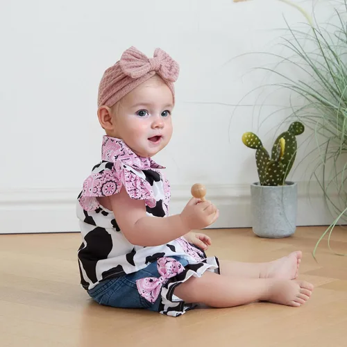 Vista 2 de Emmababy Trajes de mezclilla occidentales para niñas pequeñas, con volantes, sin mangas, con estampado de vaca, con botones, con cinturón