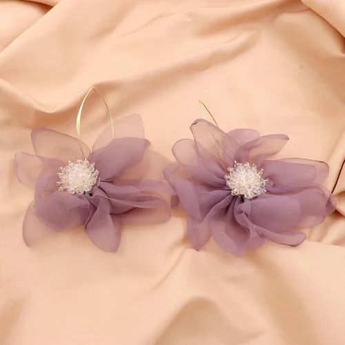 Vista 5 de Elegantes aretes grandes de pétalo grande para mujer, aretes colgantes de flores grandes con diamantes de imitación con borla floral de gasa
