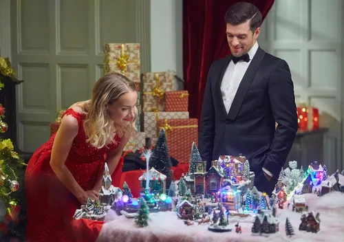 Vista 3 de Hallmark Countdown to Christmas 6-Movie Collection 3 Featuring A Royal Corgi Christmas, A Fabled Holiday, The Royal Nanny, A Tale of Two and more