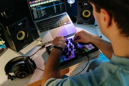 Vista 3 de Hercules DJControl Inpulse 200 MK3 - Controlador de DJ ideal con Serato