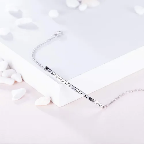 Vista 4 de Pulsera de plata de ley 925 para mujer con grabado inspirador ajustable "She Believed She Could So She Did" para mujeres y niñas