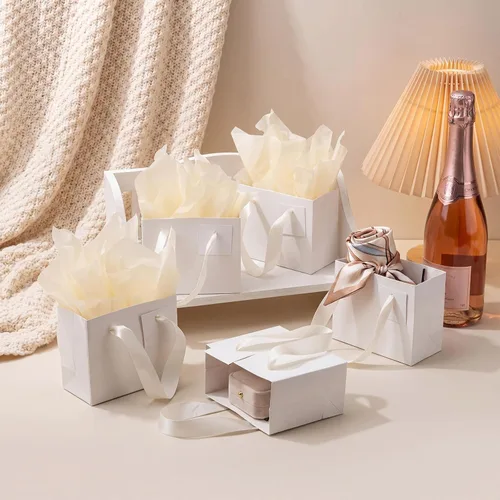 Vista 5 de Qilery 50 bolsas de regalo de papel de boda a granel con papel de seda, pequeñas bolsas de regalo con asa y etiquetas para cumpleaños, bodas