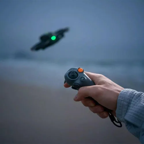 Vista 2 de DJI RC Motion 3, controlador inteligente FPV con control de movimiento inmersivo, compacto y portátil, freno de emergencia de un clic, cursor AR