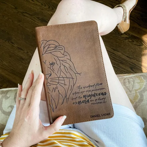 Vista 2 de Biblia de estudio concisa ESV Personalizado con nombre El diseño personalizado está grabado a mano y grabado con láser Regalo para: bautismo