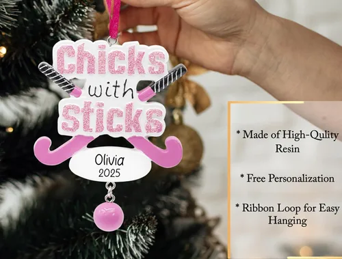 Vista 3 de Adorno de Navidad personalizado de pollitos con palos para niñas, hockey sobre hierba 2025, personalización gratuita, palos de jugador con bola