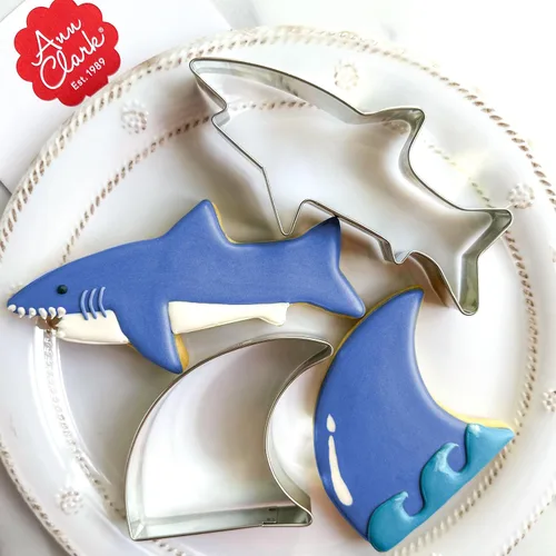 Vista 3 de Ann Clark Shark Juego de 2 cortadores de galletas: tiburón, aleta fabricada en Estados Unidos Includes: Shark & Shark Fin, Perfect Size &