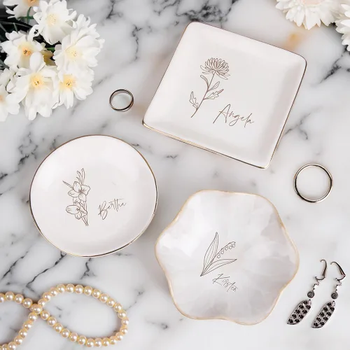 Vista 6 de callie Bandeja de joyería con nombre personalizado de flores de nacimiento, regalos de compromiso, plato para anillos, regalos personalizados