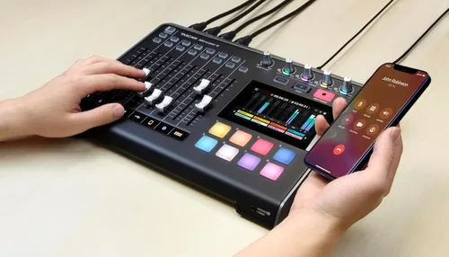 Vista 5 de TASCAM Mezclador de transmisión de podcasts Mixcast 4, grabadora e interfaz de audio USB: cuatro entradas de micrófono XLR/TRS, pantalla táctil