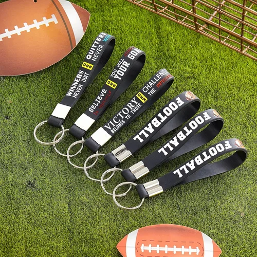 Vista 4 de Junkin 24 piezas de regalos de fiesta de fútbol de silicona llaveros de regalo de noche para adultos mayores, accesorios de fiesta