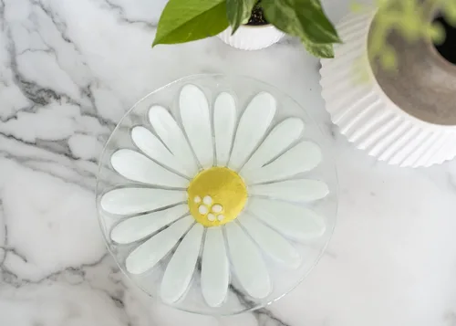 Vista 6 de DEMDACO Silvestri Glass Fusion Daisy Plate