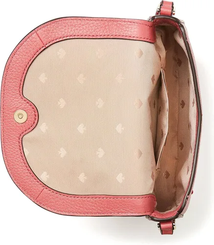 Vista 4 de Kate Spade New York Bolso bandolera Leila Mini solapa de cuero, Curran Roja