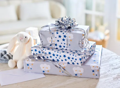 Vista 6 de American Greetings - Papel de regalo reversible de 175 pies cuadrados para fiestas de bebé, cumpleaños y todas las ocasiones, nubes y estrellas