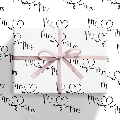 Vista 3 de RUSPEPA - Rollo de papel para envolver regalos de boda, mini rollo, diseño en blanco y negro de Sr. y Sra. con patrón de corazón y flecha, papel